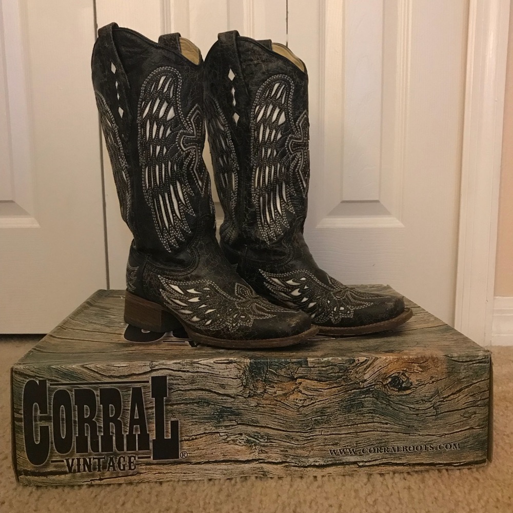 Corral Black/Bone White Wing & Cross boots